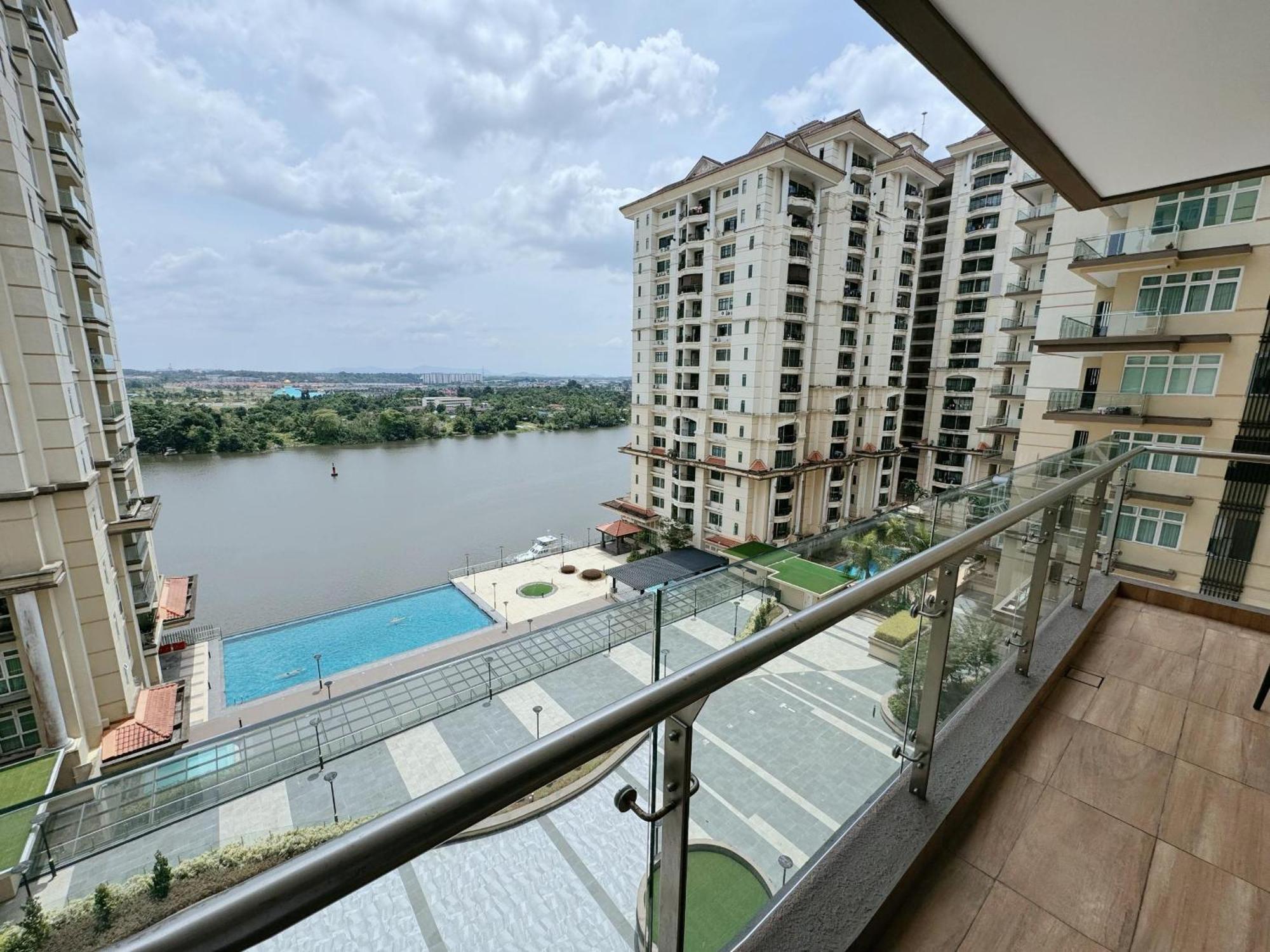 Cozy Comfort 04 - Riverine Diamond With Balcony Apartment Kuching