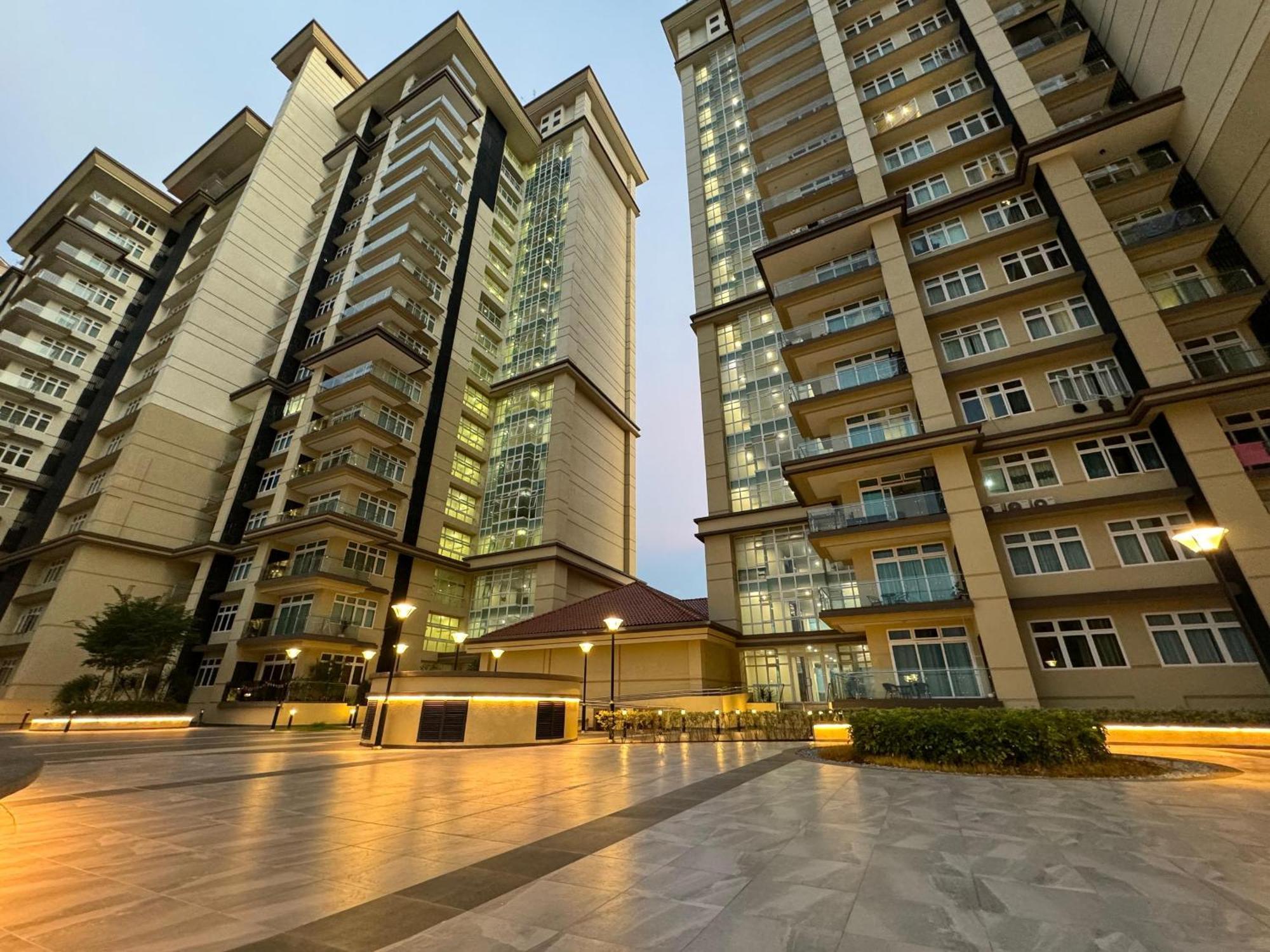 Cozy Comfort 04 - Riverine Diamond With Balcony Apartment *